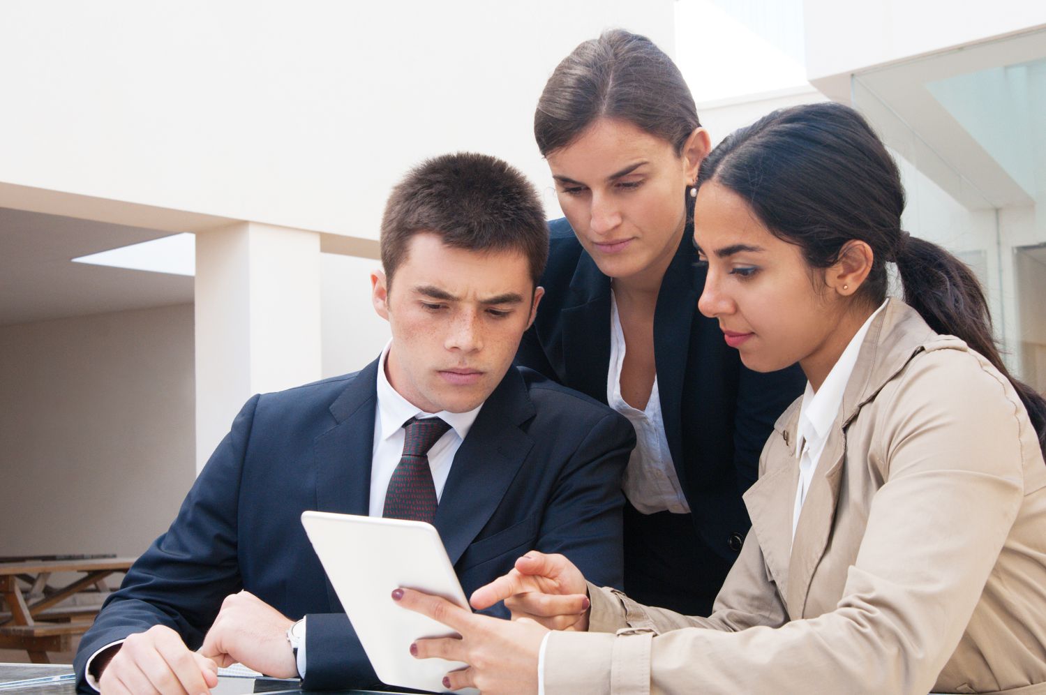 Serious woman showing tablet screen to business people. Business man and women discussing issues, standing and sitting at cafe table. Order concept. Front view. SSUCv3H4sIAAAAAAAEAJ1Ty27bMBC8F+g/GDyHAN+P/EdPRQ98ySYii4ZEtQgC/3tXsmWzDgIDvQji7HJ3djj78f3bboe8m3JAr7uP5QTn3PfzVEdXcxkAJi9XfExDTGOLpJhrGbPrW9C7Gg6DOyYAh7nvF/i8BtFUXZ2nNDXNXCw+TbWENwD5VmM6zLWm8RPu837FTodSSxugjI/dAjTdgqtpD/T+6bcN+/Ny3m2BNQg3IITQS4NNs1+xDTq//PfNy8+vjbPbpyG8L9zODesx9cldNLpyRIpRH7WPWCrBsBCdw94rjR0jxEvqXAgU3aoSLb3rFLbJCiy8sdio6DFRljrDDSOR3ZKl1kRFRnBHI8GCBQWVaYc7J1ygwSRm+C05hCi98QTDFyonwrDhWuOguGLCa+WSXYe9TIje/sATHlfxr7O5OebSPMbvElw/PTzbacwhD/vmWqmH1XfbtVDmoY7vreCoL+XkfL+YroOaacMPbpogPW546w9weTk2fYZSV92vVVEEAy1HyhlhRFhthGRWMyHQ5mfwYo5f+hkxpakFce4iPjgb/aASRBSEG4O+cjnihAgNT6HRo9/R0Q37Ans1UkskIYpq9GnhDhnKrXptLOdTX1xM8Q49UqdSaiktl/Zm6UfuawoMJ8w95ZH6mgMeE02ZjfslRgnVl9D5ptHsjxk6PaOnCNjvCT1ulXxGj1NKvqIntaVXeo2ueaGGNNG+U8tegv1hL7nBVseIiQ6wVCkK4gi8xvkvB0GxYWcFAAA=